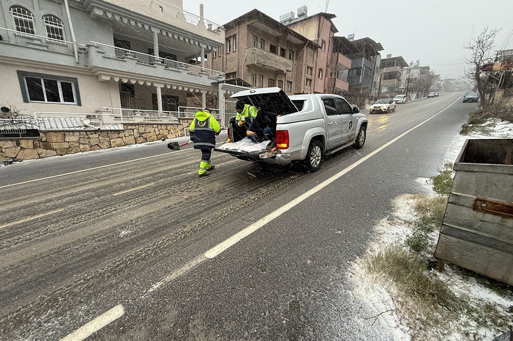 Hatay’da karla mücadele aralıksız sürdürüyor
Hatay’da karla mücadele aralıksız sürdürüyor