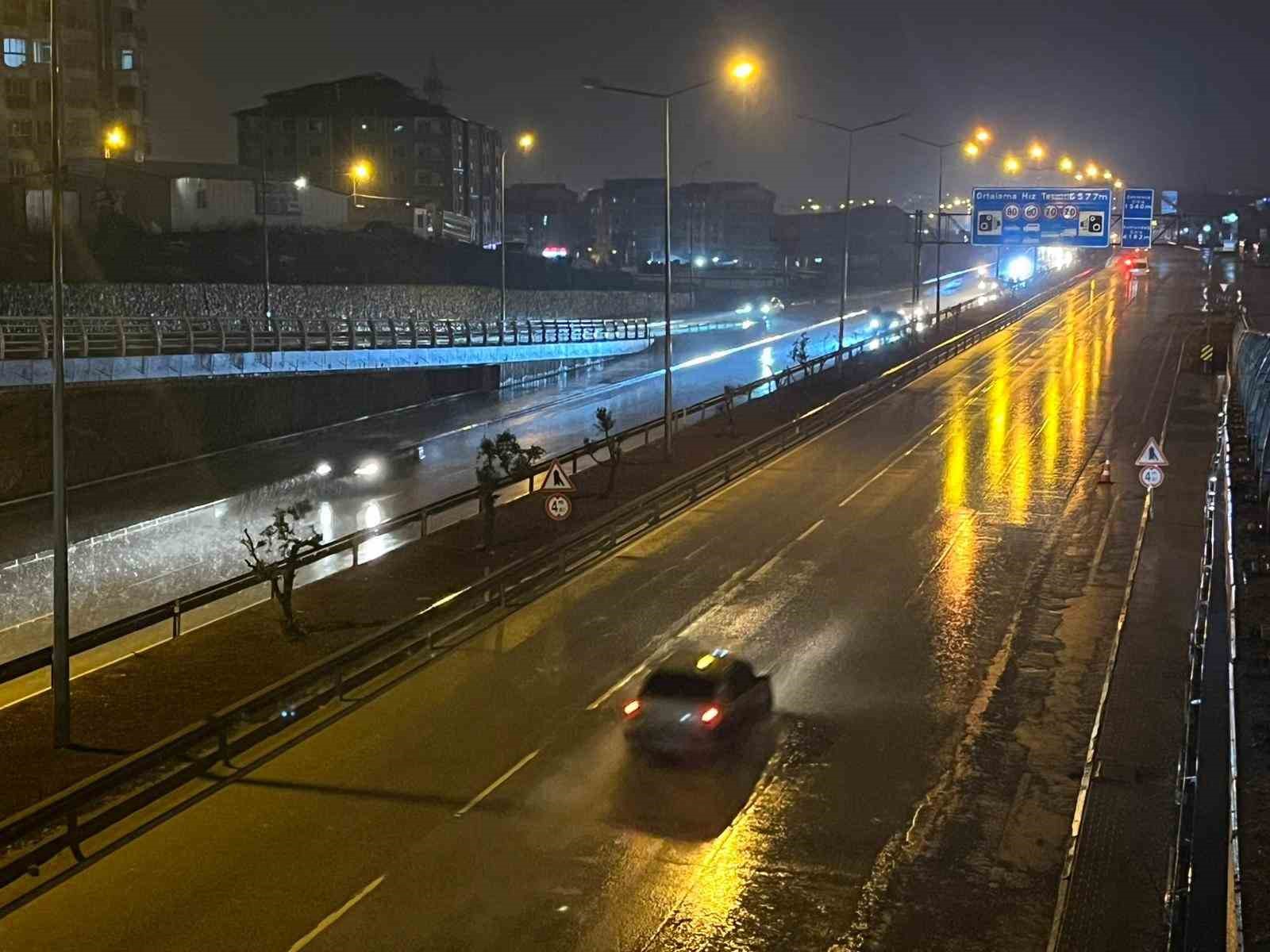 Hatay’da kuvvetli fırtınayla deniz taştı, iş yerleri zarar gördü... O anlar kamerada
