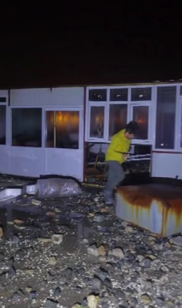 Hatay’da kuvvetli fırtınayla deniz taştı, iş yerleri zarar gördü... O anlar kamerada
