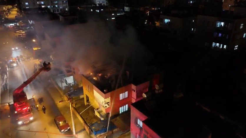 Hatay’da müstakil evin damı alevlere teslim oldu
