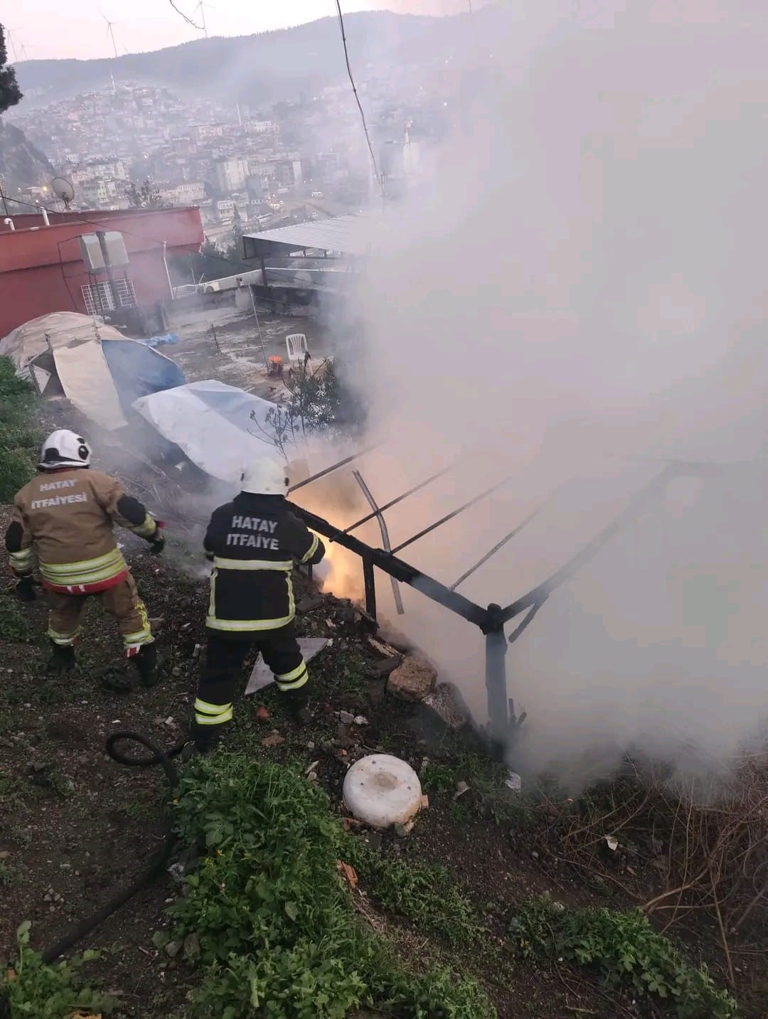 Hatay’da odunluk yangını evlere sıçramadan söndürüldü
