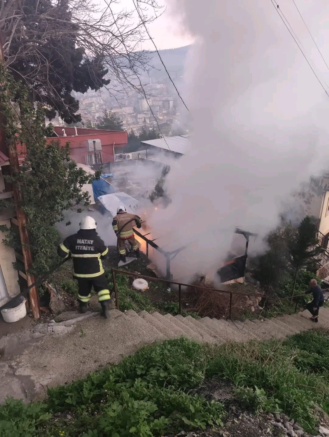 Hatay’da odunluk yangını evlere sıçramadan söndürüldü
