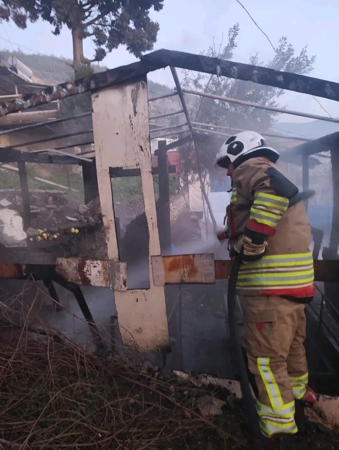 Hatay’da odunluk yangını evlere sıçramadan söndürüldü
