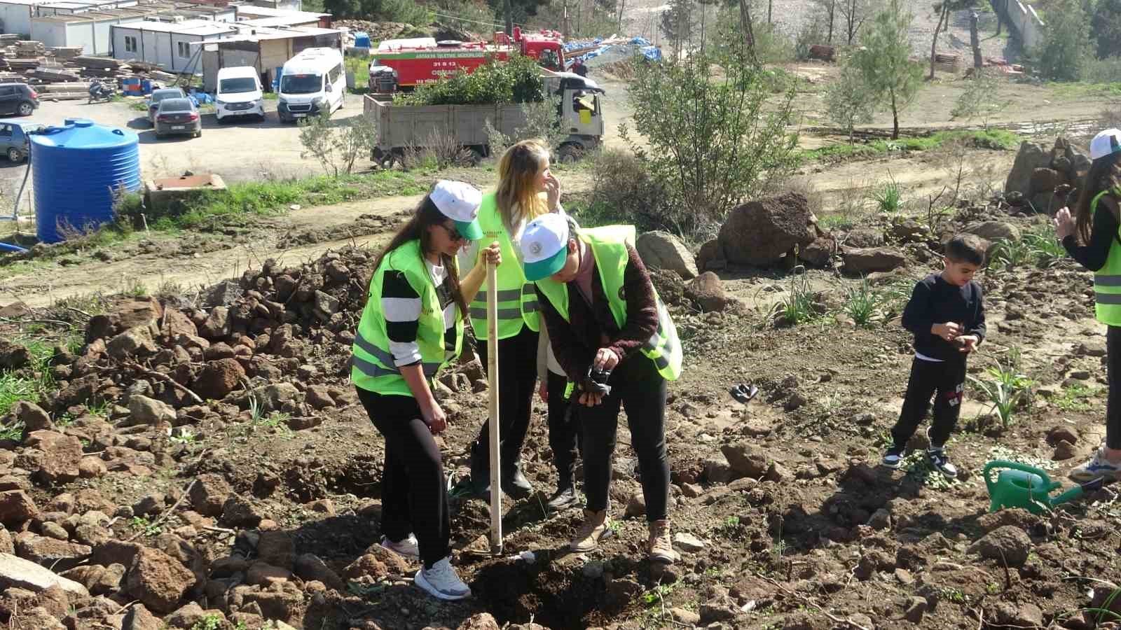 Hatay’da orman yangınından zarar gören alanlarda 5 bin fidan toprakla buluşturuldu
Hatay’da orman yangınından zarar gören alanlarda 5 bin fidan toprakla buluşturuldu