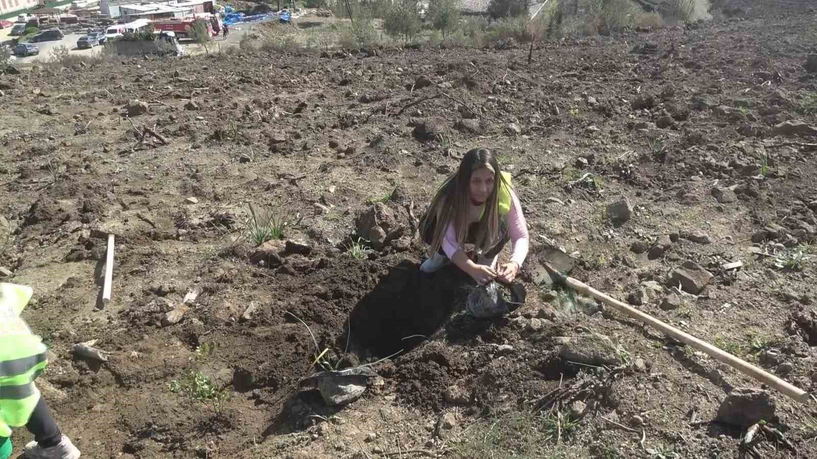 Hatay’da orman yangınından zarar gören alanlarda 5 bin fidan toprakla buluşturuldu
Hatay’da orman yangınından zarar gören alanlarda 5 bin fidan toprakla buluşturuldu