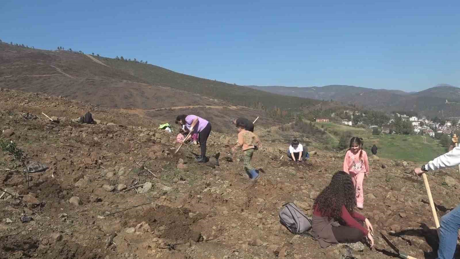 Hatay’da orman yangınından zarar gören alanlarda 5 bin fidan toprakla buluşturuldu
Hatay’da orman yangınından zarar gören alanlarda 5 bin fidan toprakla buluşturuldu