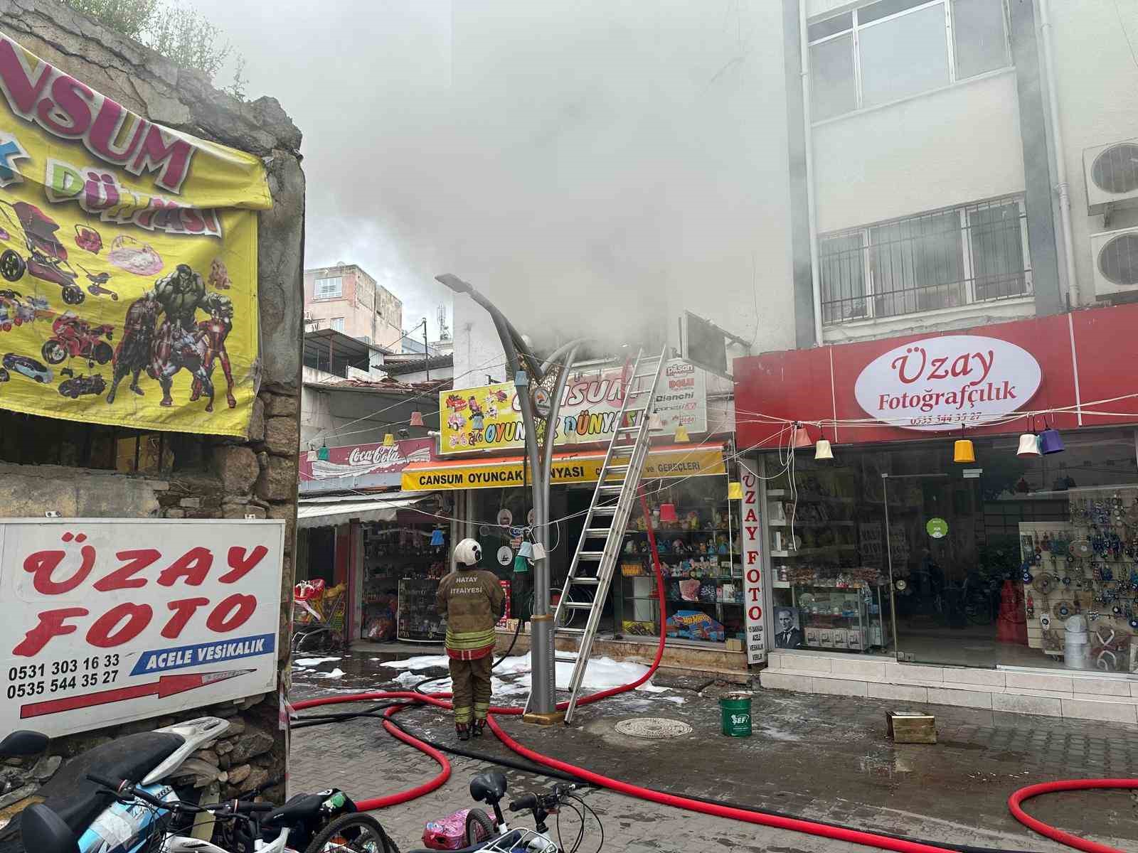 Hatay’da oyuncakçı dükkanında korkutan yangın
