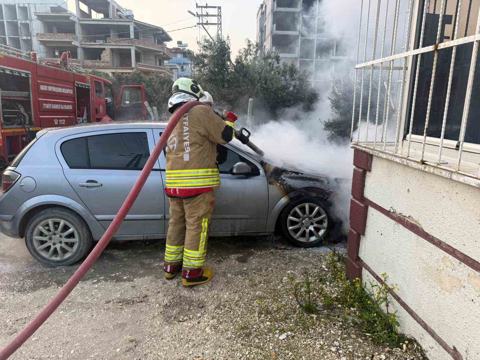 Hatay’da park halindeki otomobil alevlere teslim oldu
