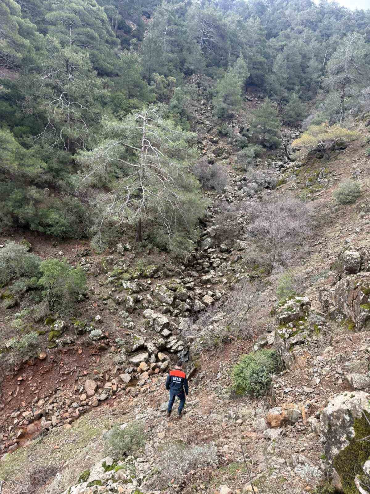 Hatay’da penceredeki sinekliği parçalayarak evden ayrılan psikolojik rahatsızlığı olan genç 5. günde aranıyor
