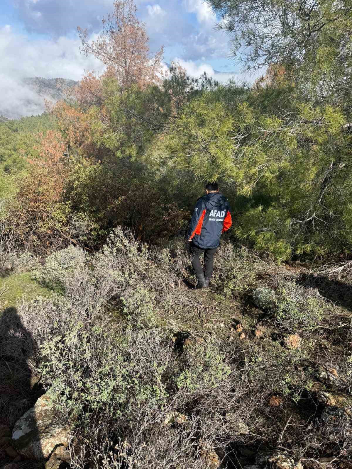 Hatay’da penceredeki sinekliği parçalayarak evden ayrılan psikolojik rahatsızlığı olan genç 5. günde aranıyor
