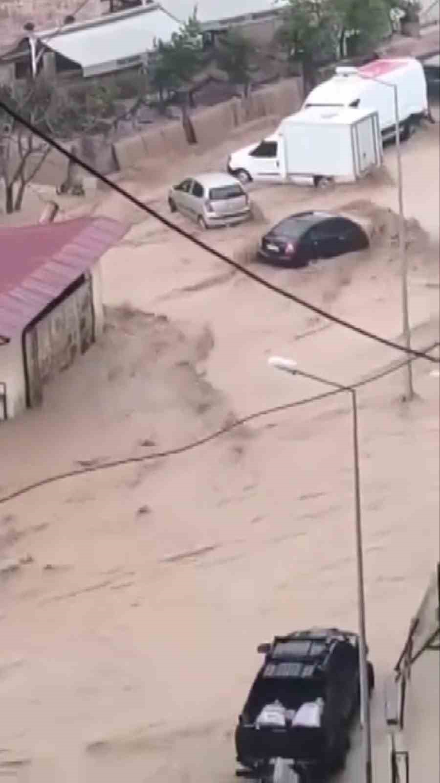 Hatay’da sağanak sele neden oldu, yollar göle döndü
