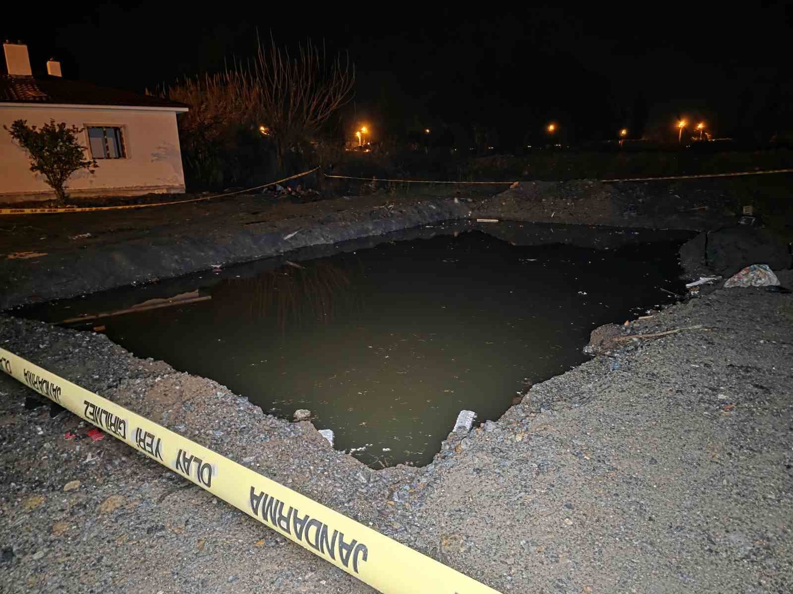 Hatay’da su dolu temelin içindeki toplarını almak isterken düşen 2 kardeş çocuk öldü
