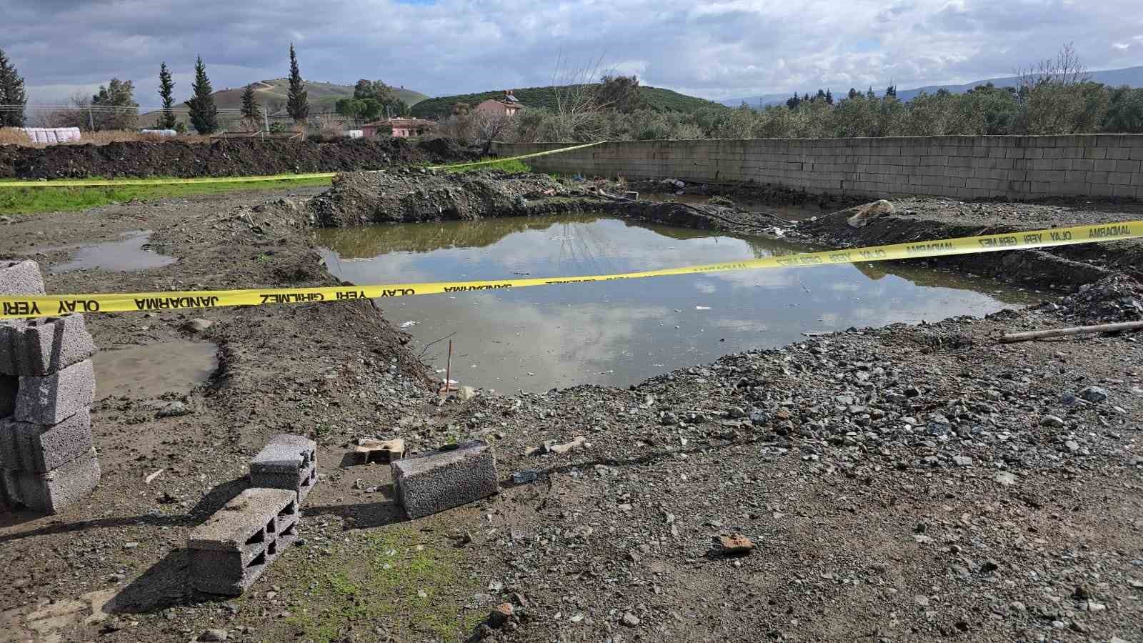 Hatay’da su dolu temelin içindeki toplarını almak isterken düşüp ölen 2 kardeş yan yana defnedildi
