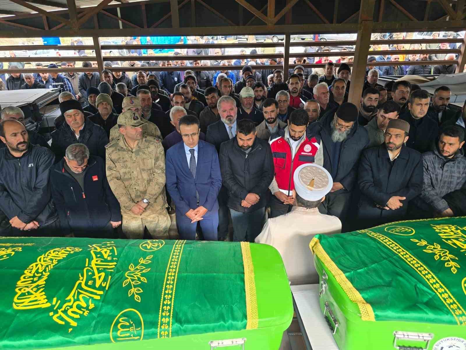 Hatay’da su dolu temelin içindeki toplarını almak isterken düşüp ölen 2 kardeş yan yana defnedildi
