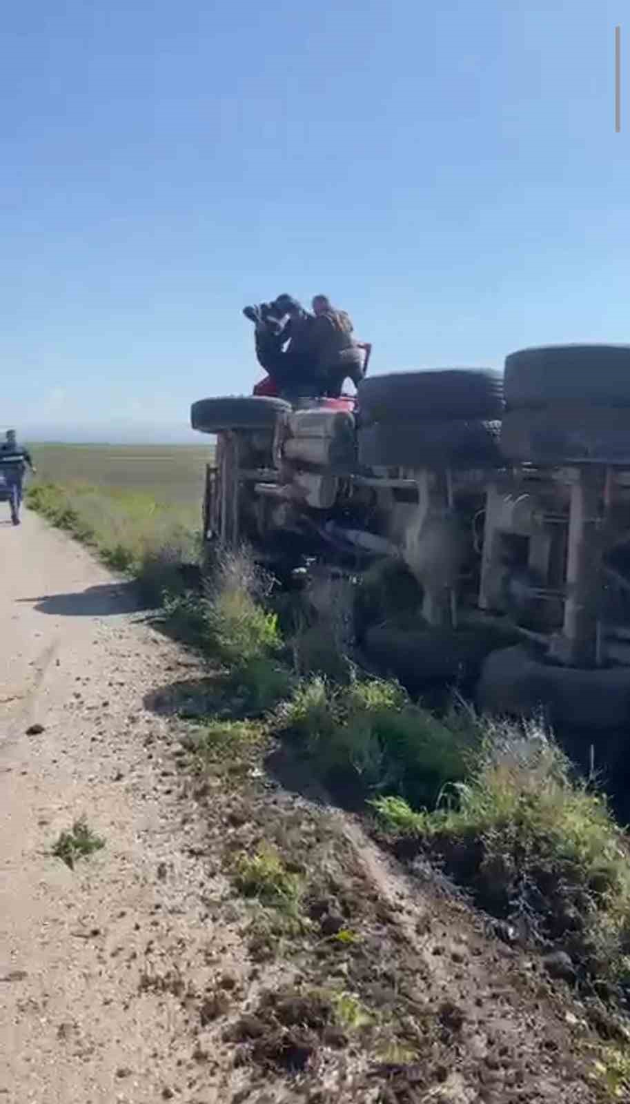 Hatay’da sürücüsünün kontrolünü kaybettiği tır devrildi
