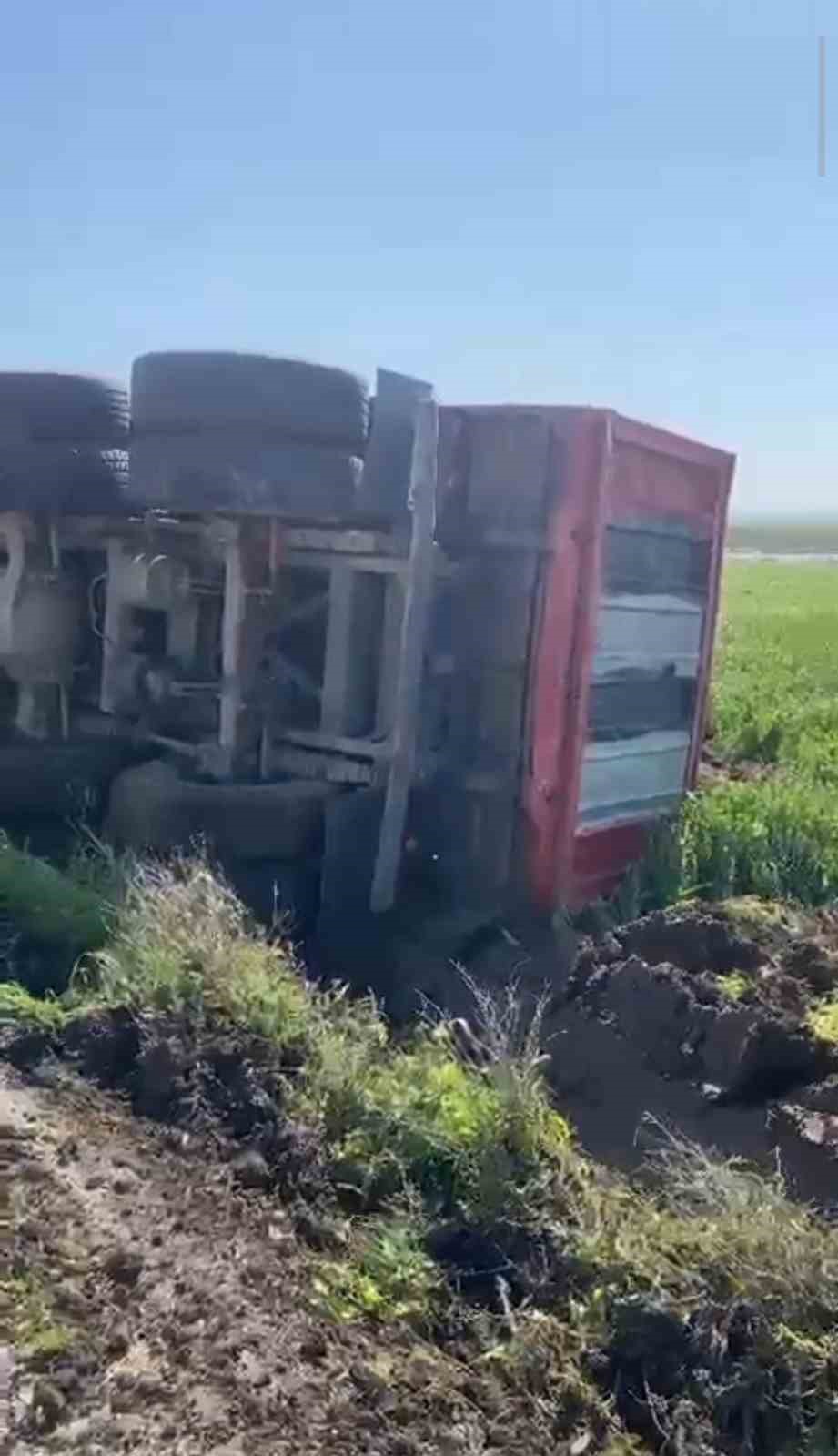 Hatay’da sürücüsünün kontrolünü kaybettiği tır devrildi
