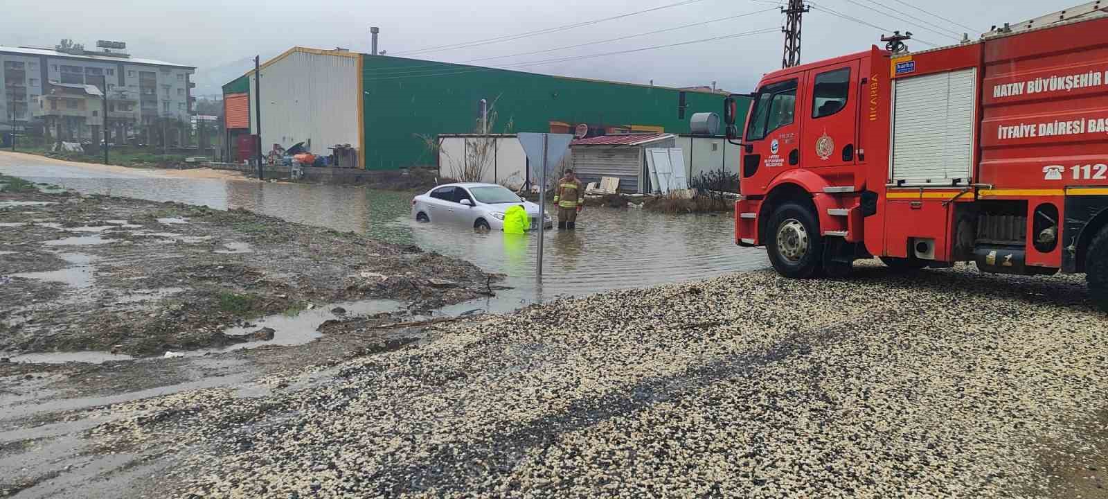 Hatay’da yağışla birlikte yollar göle döndü, araçlar mahsur kaldı

