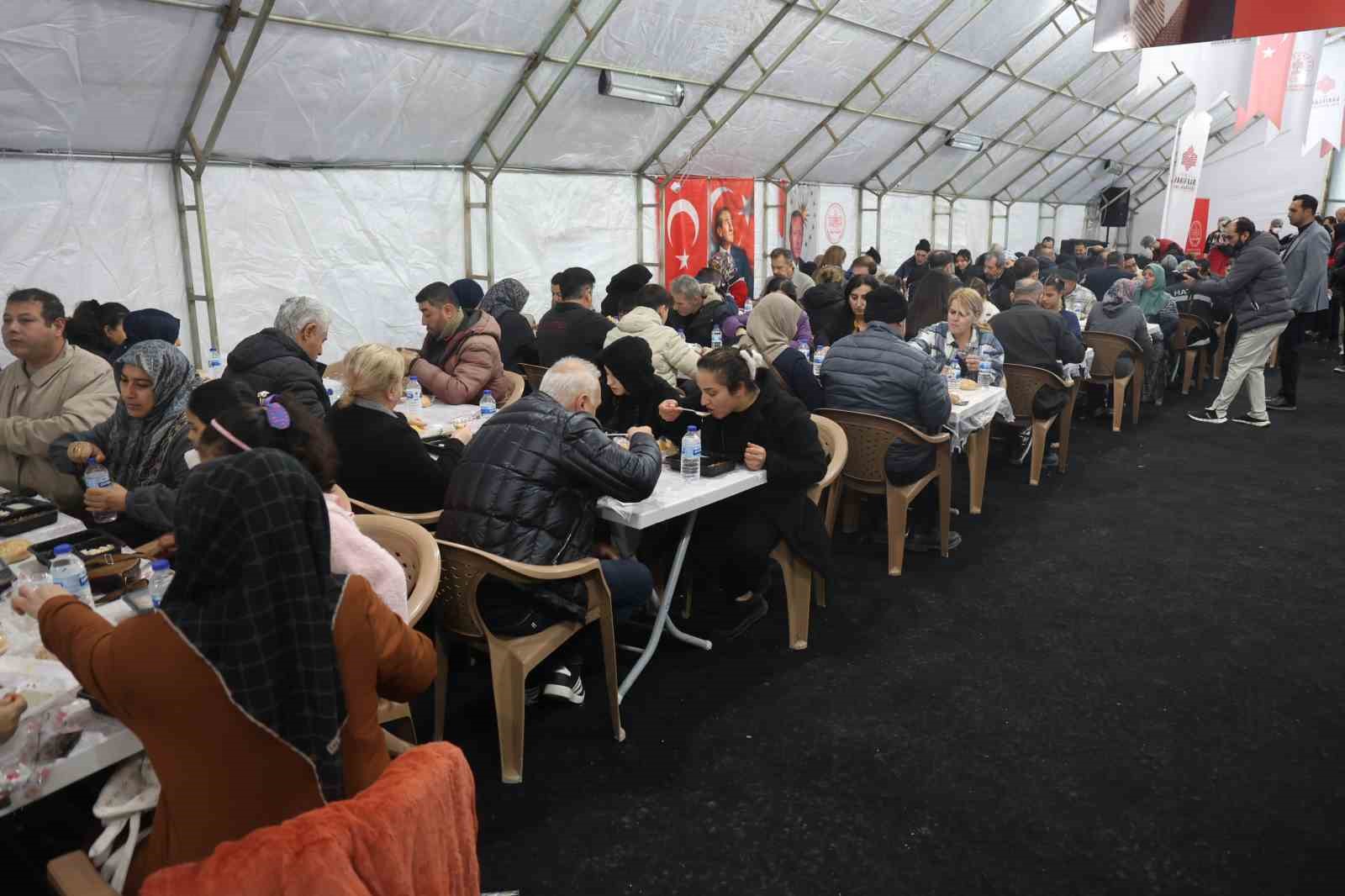 Hatay’ın kalbi Habibi Neccar Camii’nde iftar sofrası kuruldu
Hatay’ın kalbi Habibi Neccar Camii’nde iftar sofrası kuruldu