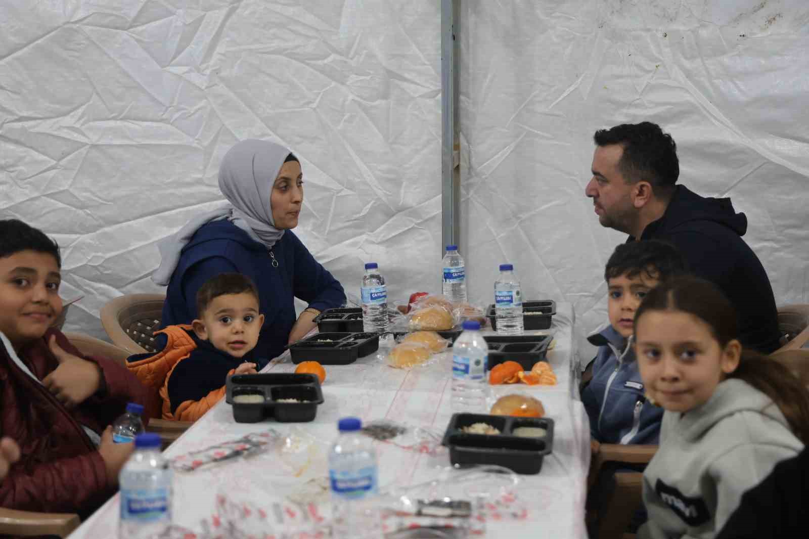 Hatay’ın kalbi Habibi Neccar Camii’nde iftar sofrası kuruldu
Hatay’ın kalbi Habibi Neccar Camii’nde iftar sofrası kuruldu