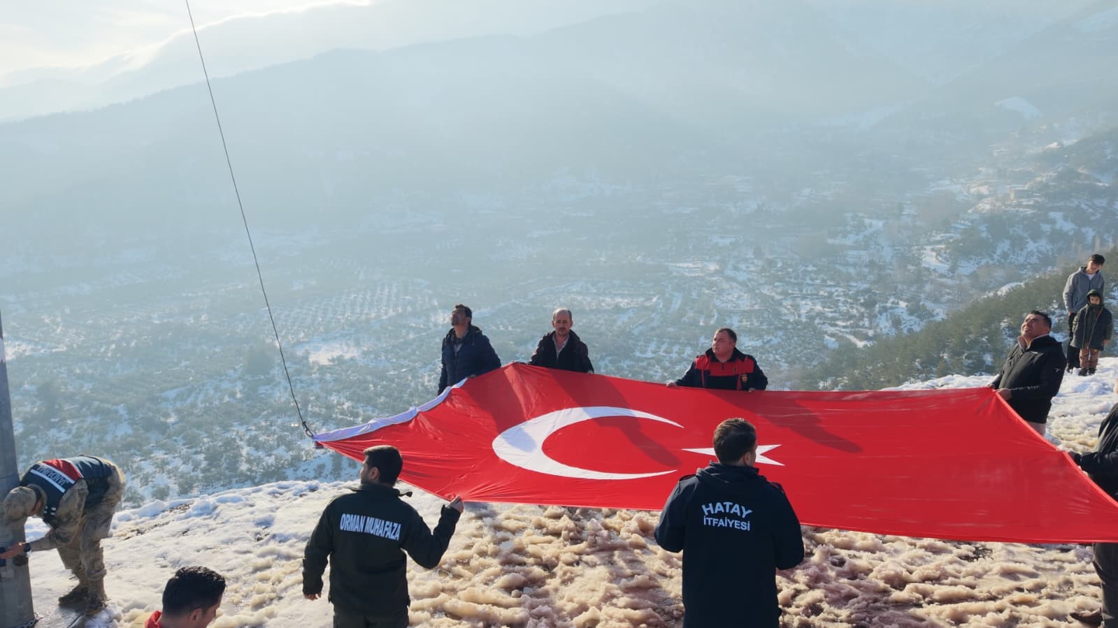 Hatay’ın zirvesinde gururlandıran bayrak değişimi
