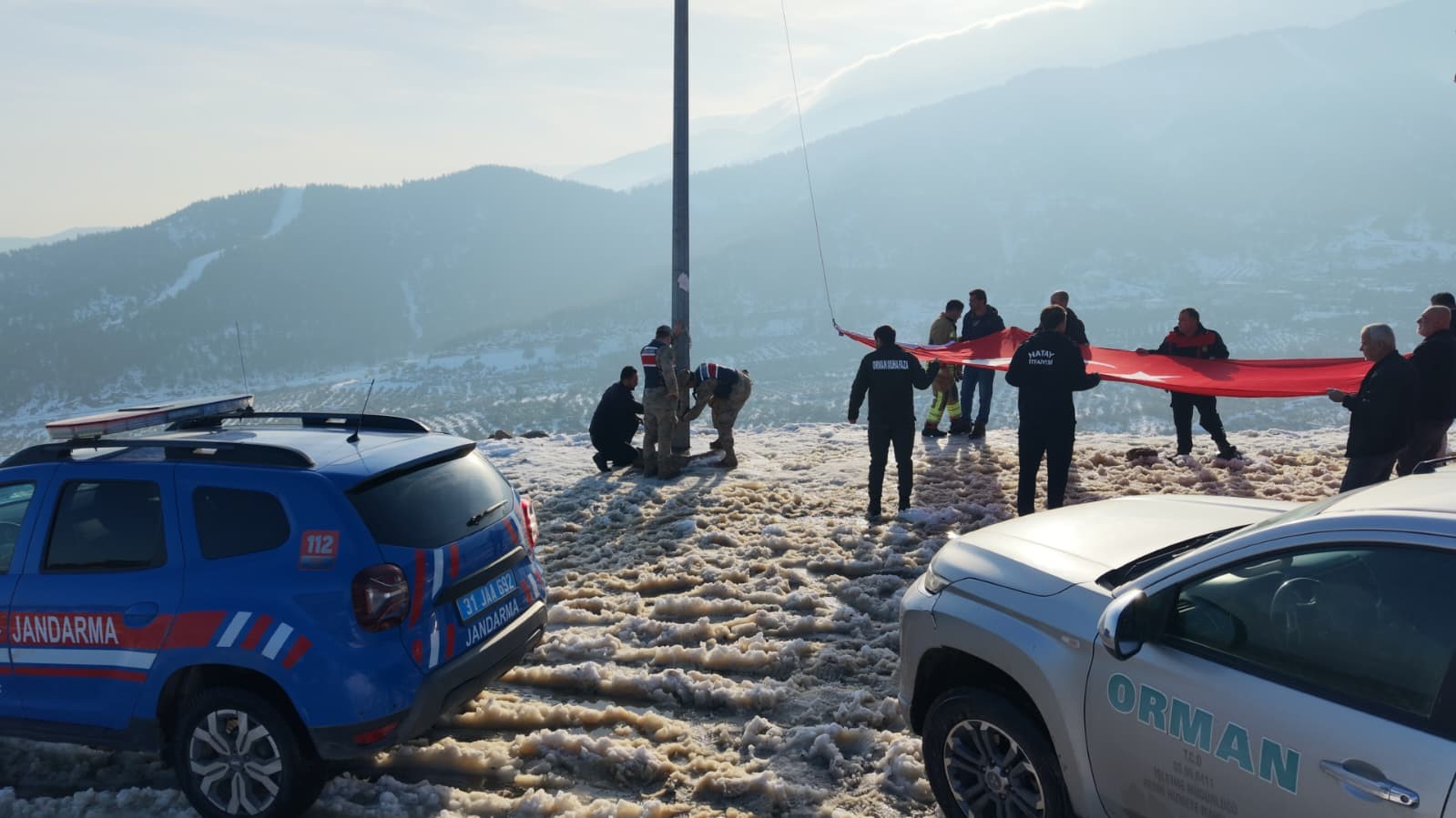 Hatay’ın zirvesinde gururlandıran bayrak değişimi
