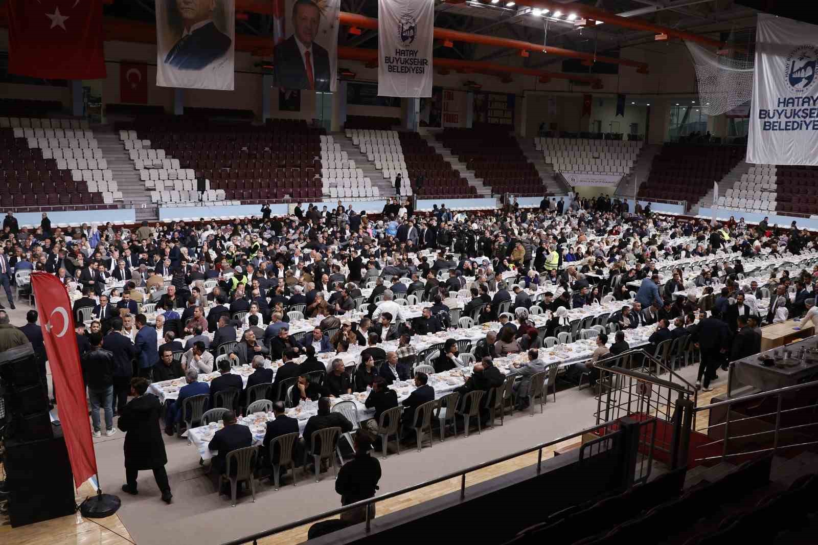 Hataylılar, Hatay Büyükşehir Belediyesi’nin iftar sofrasında buluştu
Hataylılar, Hatay Büyükşehir Belediyesi’nin iftar sofrasında buluştu