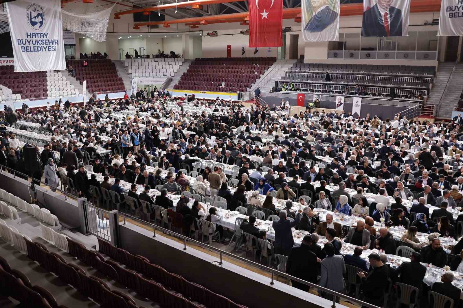 Hataylılar, Hatay Büyükşehir Belediyesi’nin iftar sofrasında buluştu
Hataylılar, Hatay Büyükşehir Belediyesi’nin iftar sofrasında buluştu