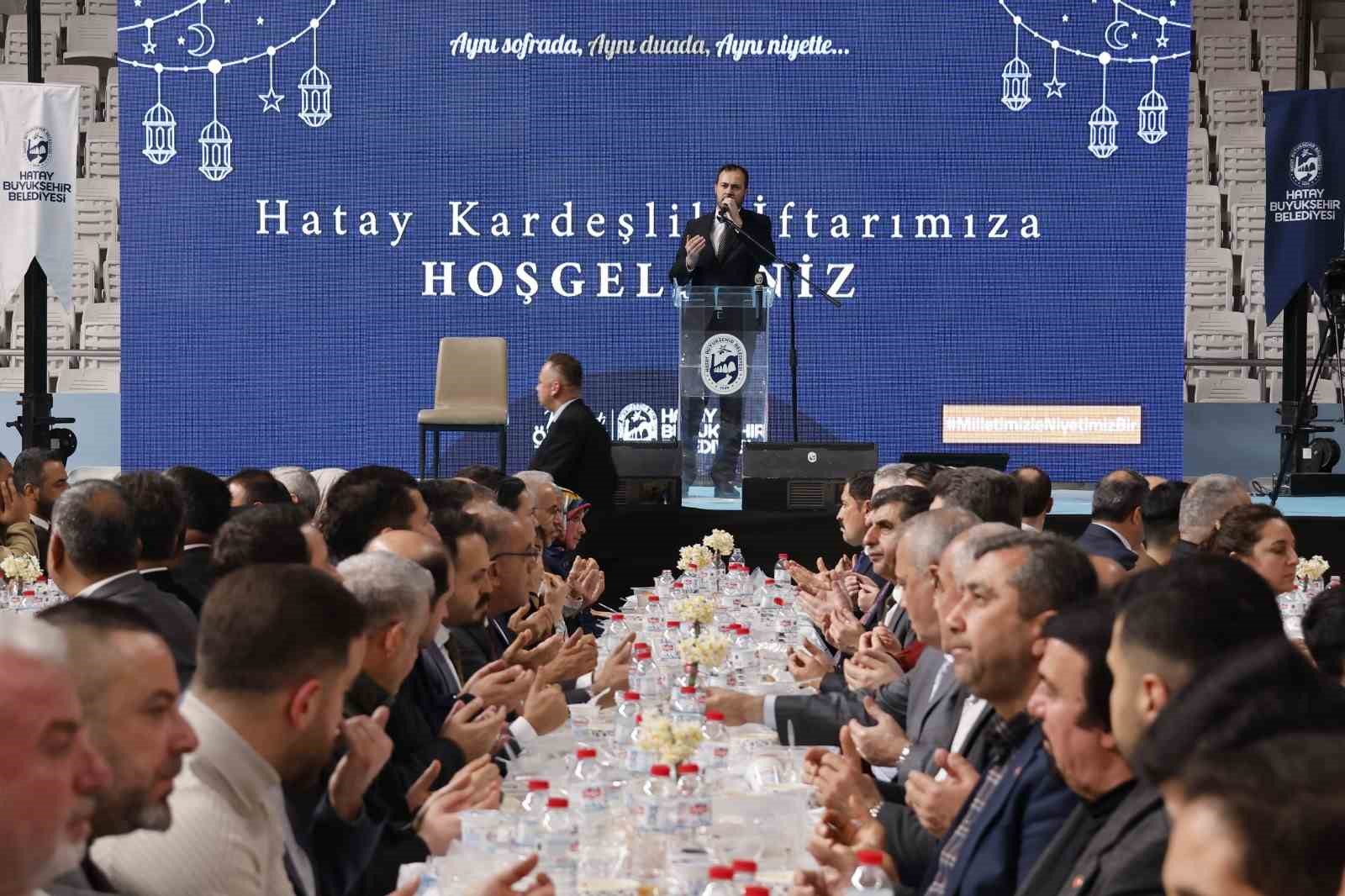 Hataylılar, Hatay Büyükşehir Belediyesi’nin iftar sofrasında buluştu
Hataylılar, Hatay Büyükşehir Belediyesi’nin iftar sofrasında buluştu