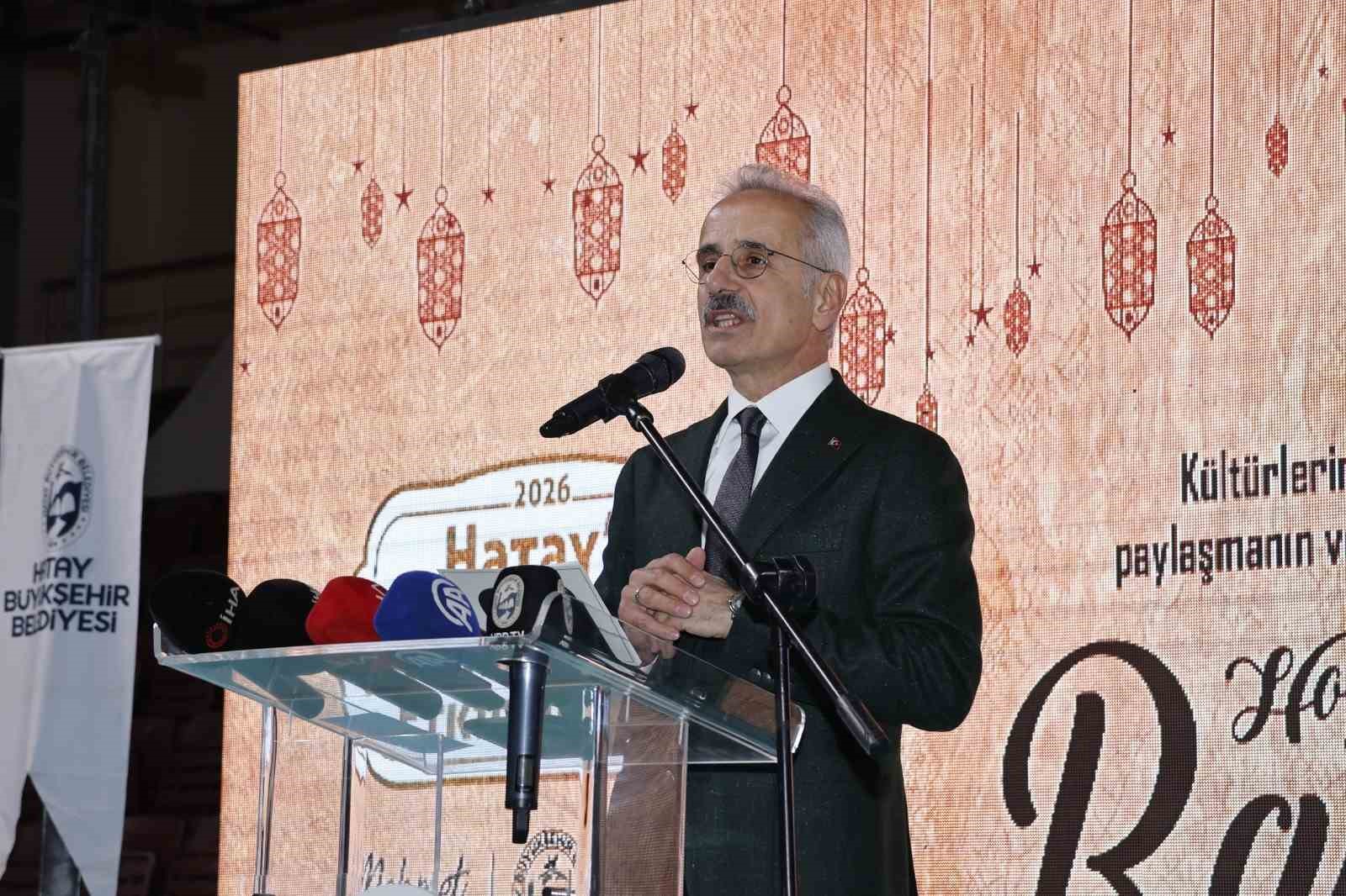 Hataylılar, Hatay Büyükşehir Belediyesi’nin iftar sofrasında buluştu
Hataylılar, Hatay Büyükşehir Belediyesi’nin iftar sofrasında buluştu