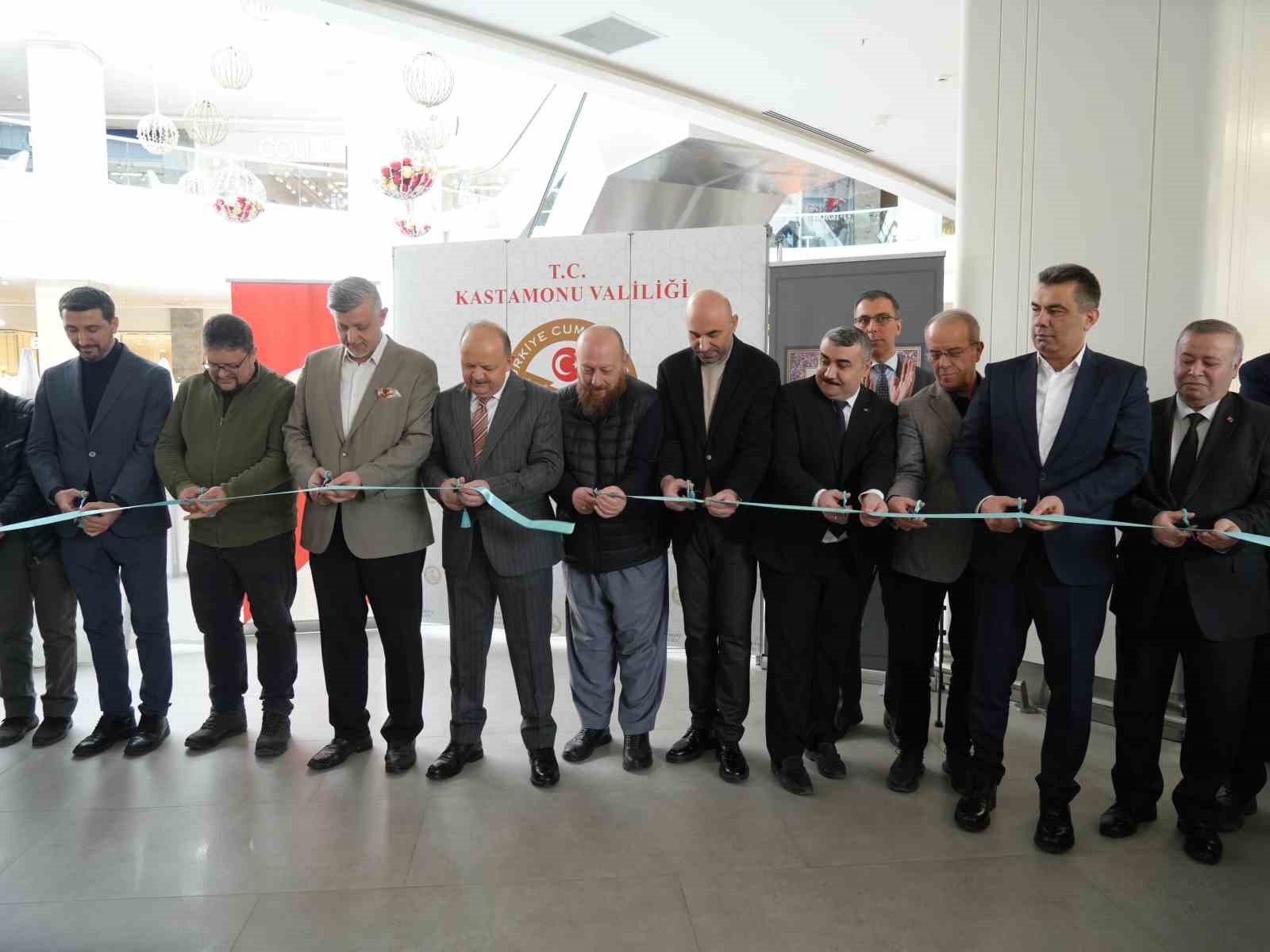 Hattat Emrullah Demirkaya’nın eserlerinin 34 yıl sonra ilk kez bir araya geldiği sergiye yoğun ilgi
