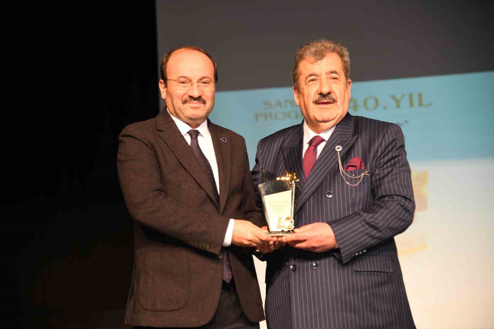 Hattatoğlu 40. sanat yılını kutladı
Hattatoğlu 40. sanat yılını kutladı