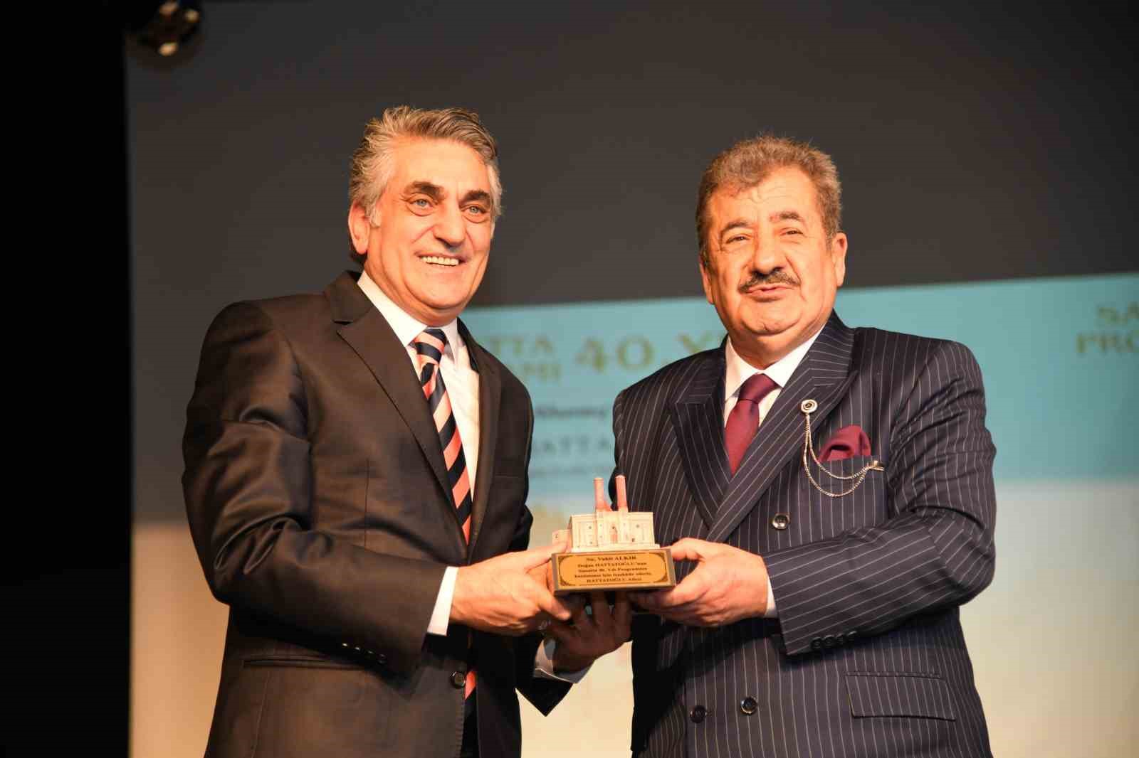 Hattatoğlu 40. sanat yılını kutladı
Hattatoğlu 40. sanat yılını kutladı