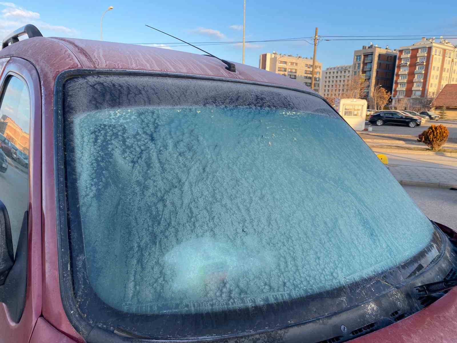 Hava sıcaklığı sıfır derecenin altına düştü, araçlar buzla kaplandı
