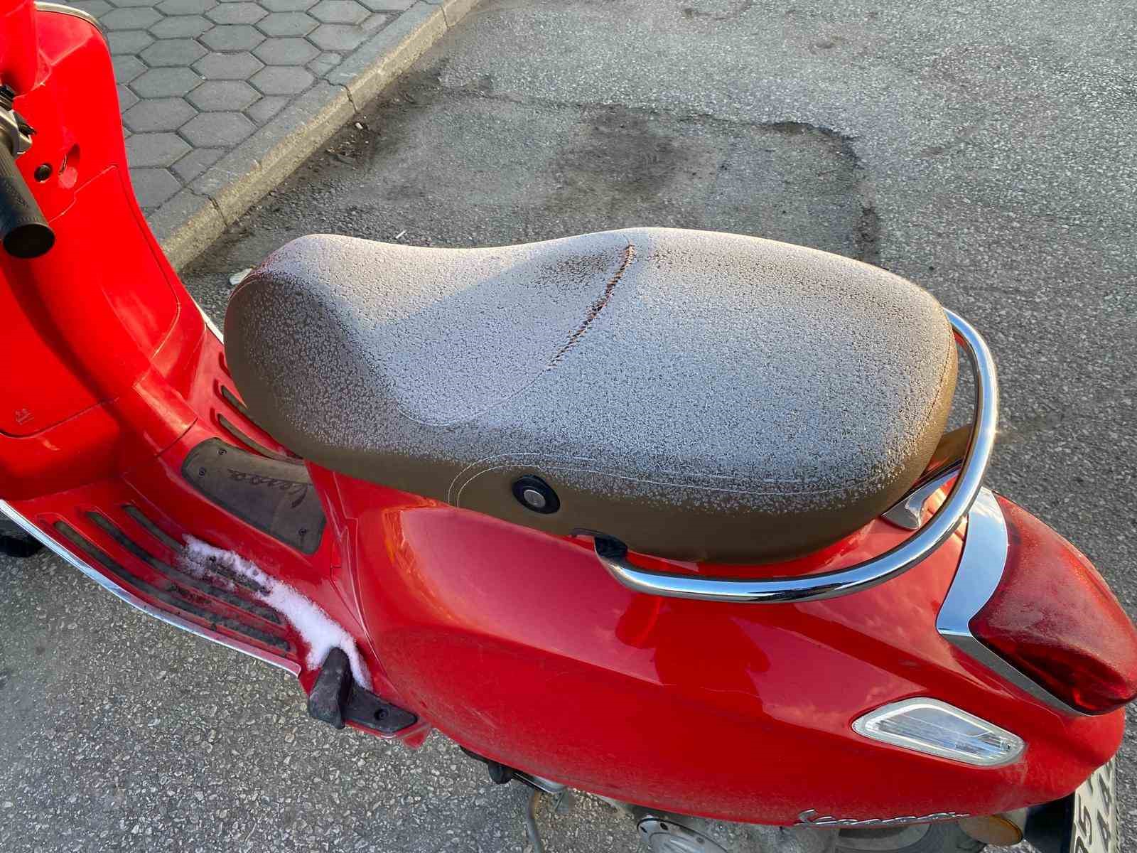 Hava sıcaklığı sıfır derecenin altına düştü, araçlar buzla kaplandı
