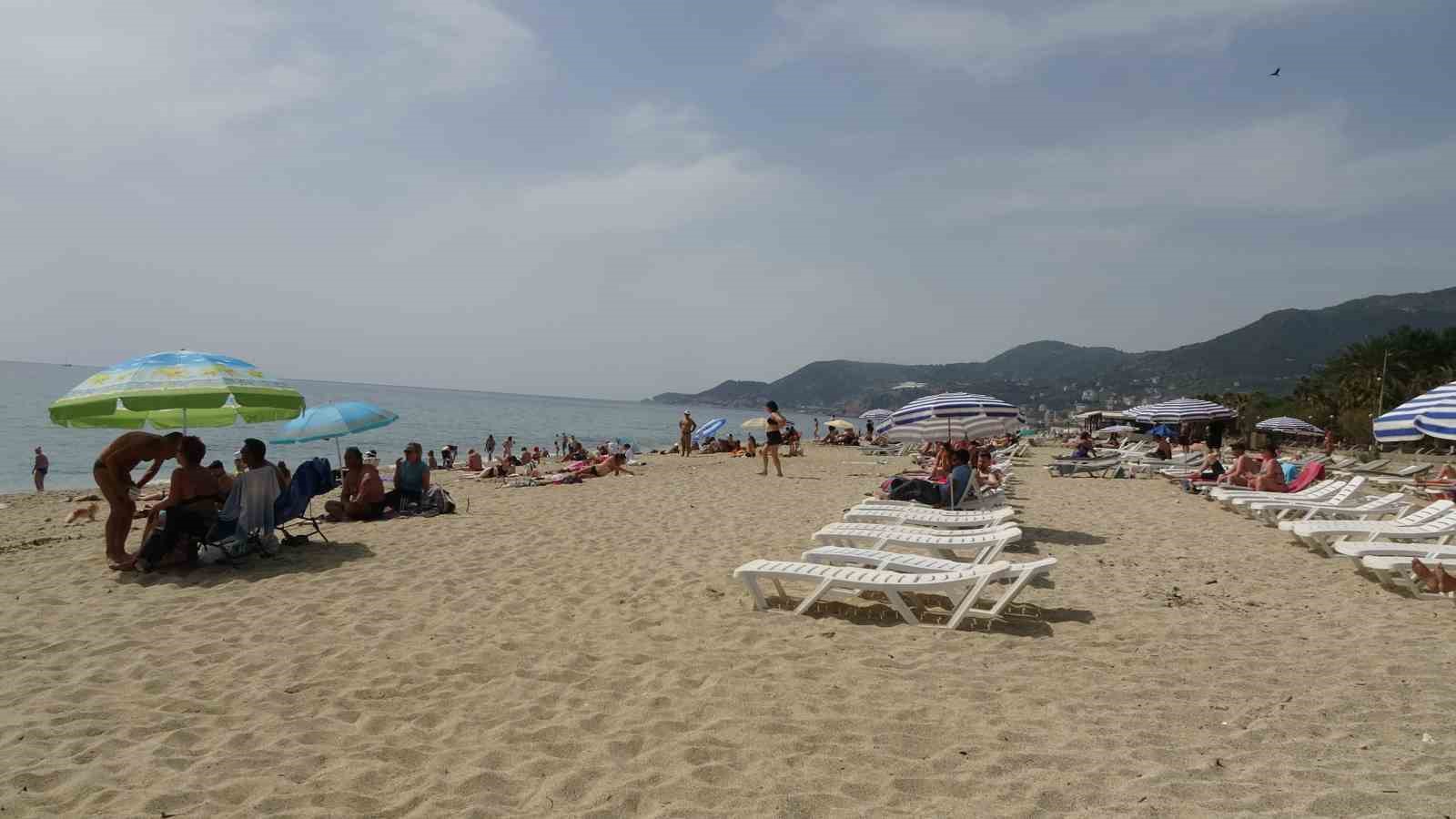 Hava sıcaklığının 24 dereceye yükseldiği Alanya’da sahiller doldu
