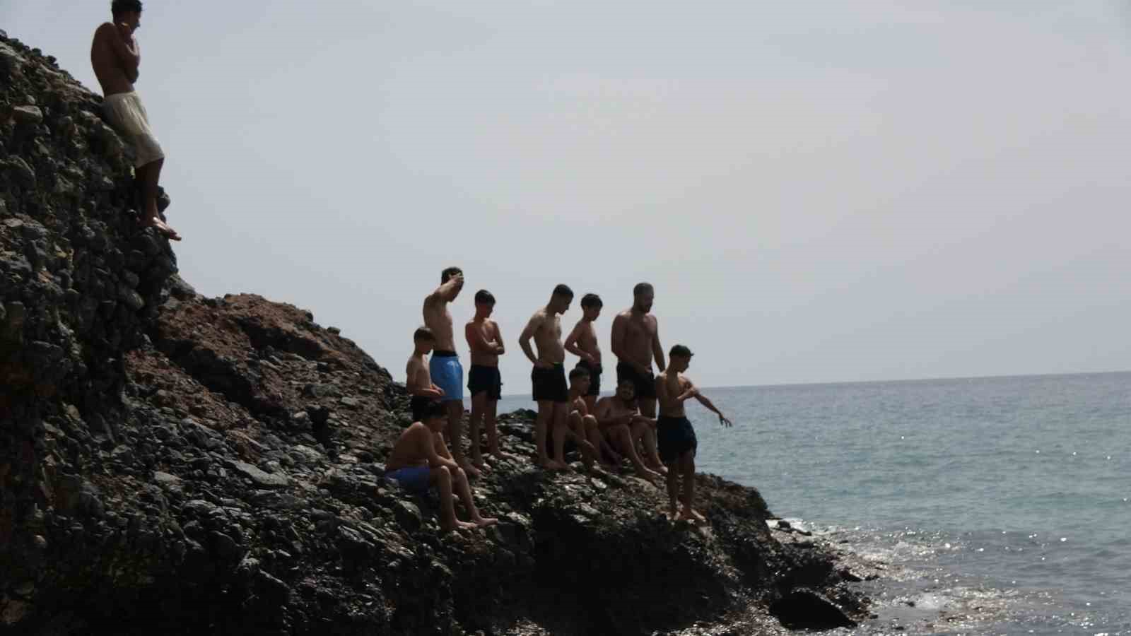 Hava sıcaklığının 24 dereceye yükseldiği Alanya’da sahiller doldu
