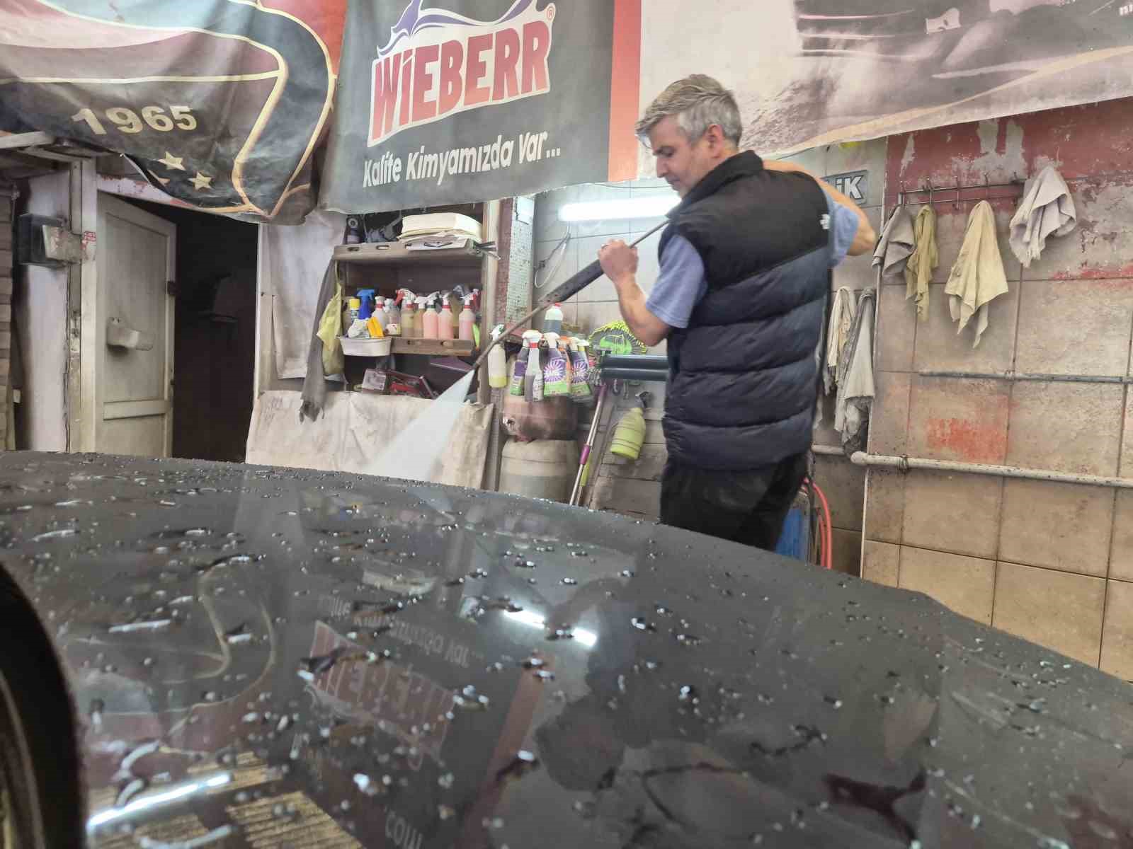 Havalar ısındı oto yıkamacıların işi arttı
