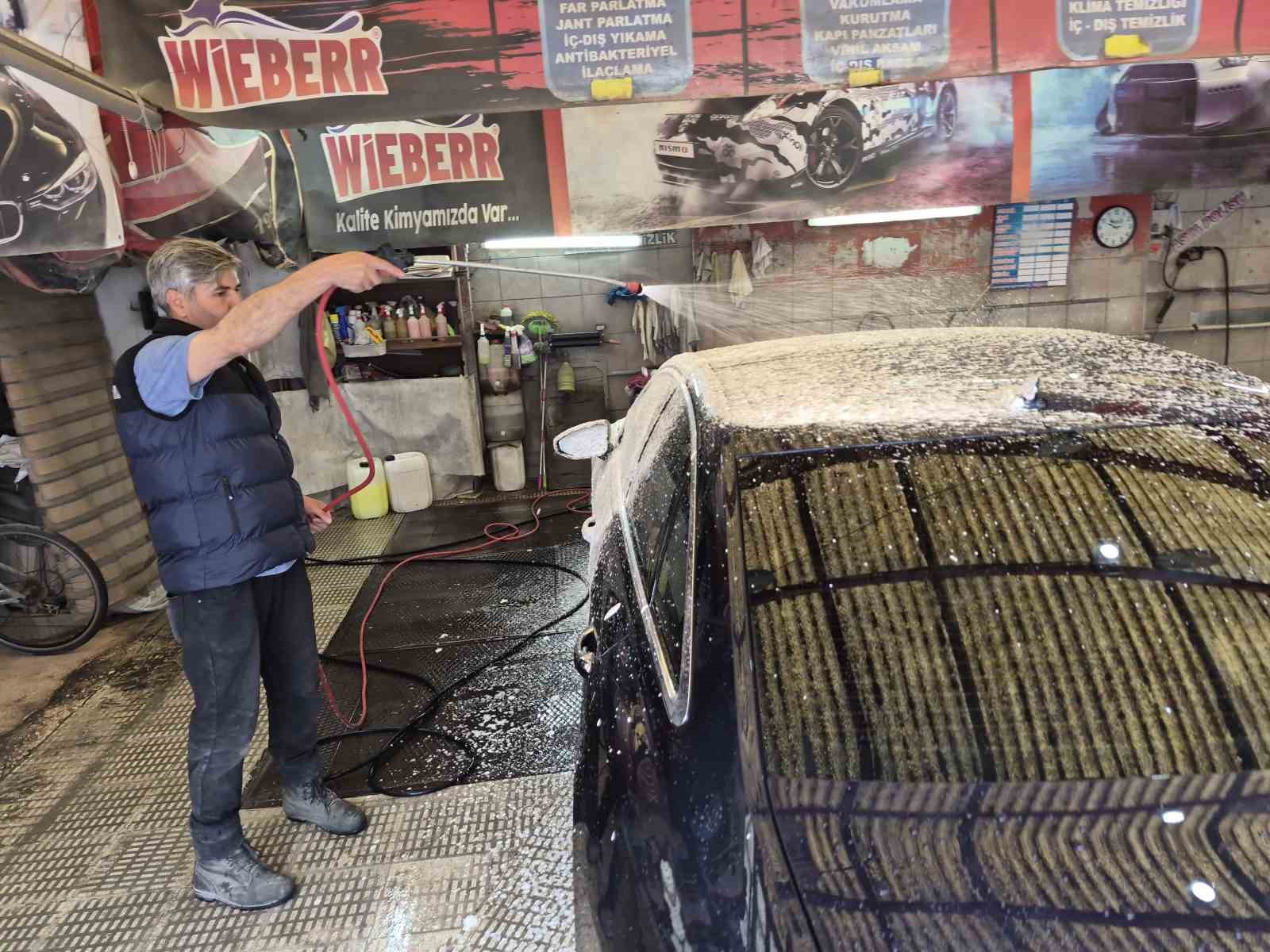 Havalar ısındı oto yıkamacıların işi arttı

