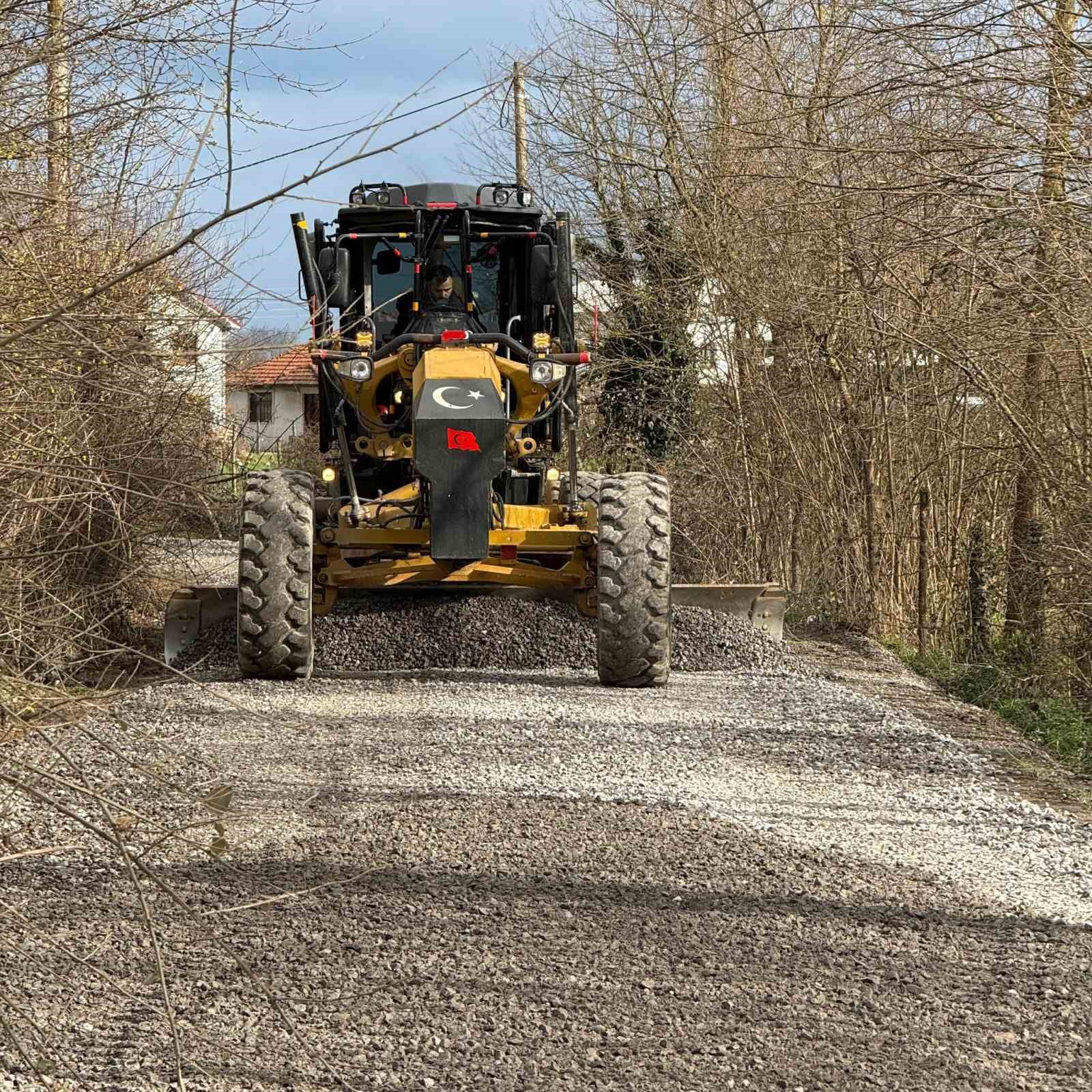 Havaların düzelmesiyle köy yollarında çalışmalar başladı
