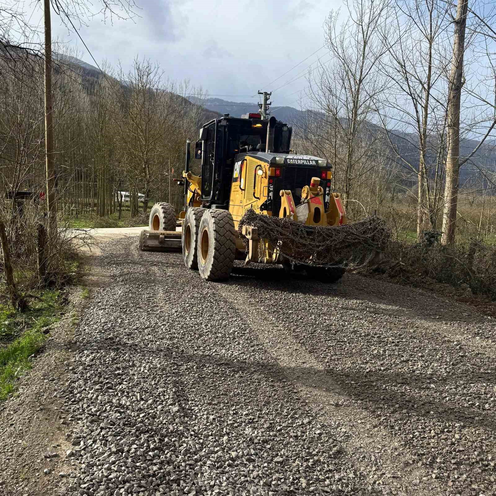 Havaların düzelmesiyle köy yollarında çalışmalar başladı
