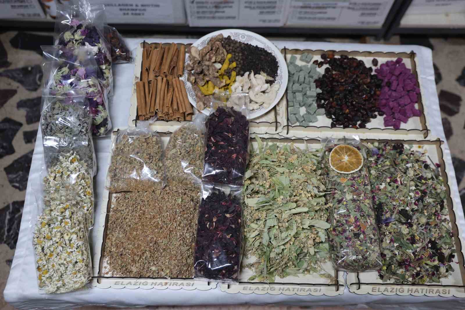 Havaların soğumasıyla, vatandaşların kış çaylarına talebi arttı
