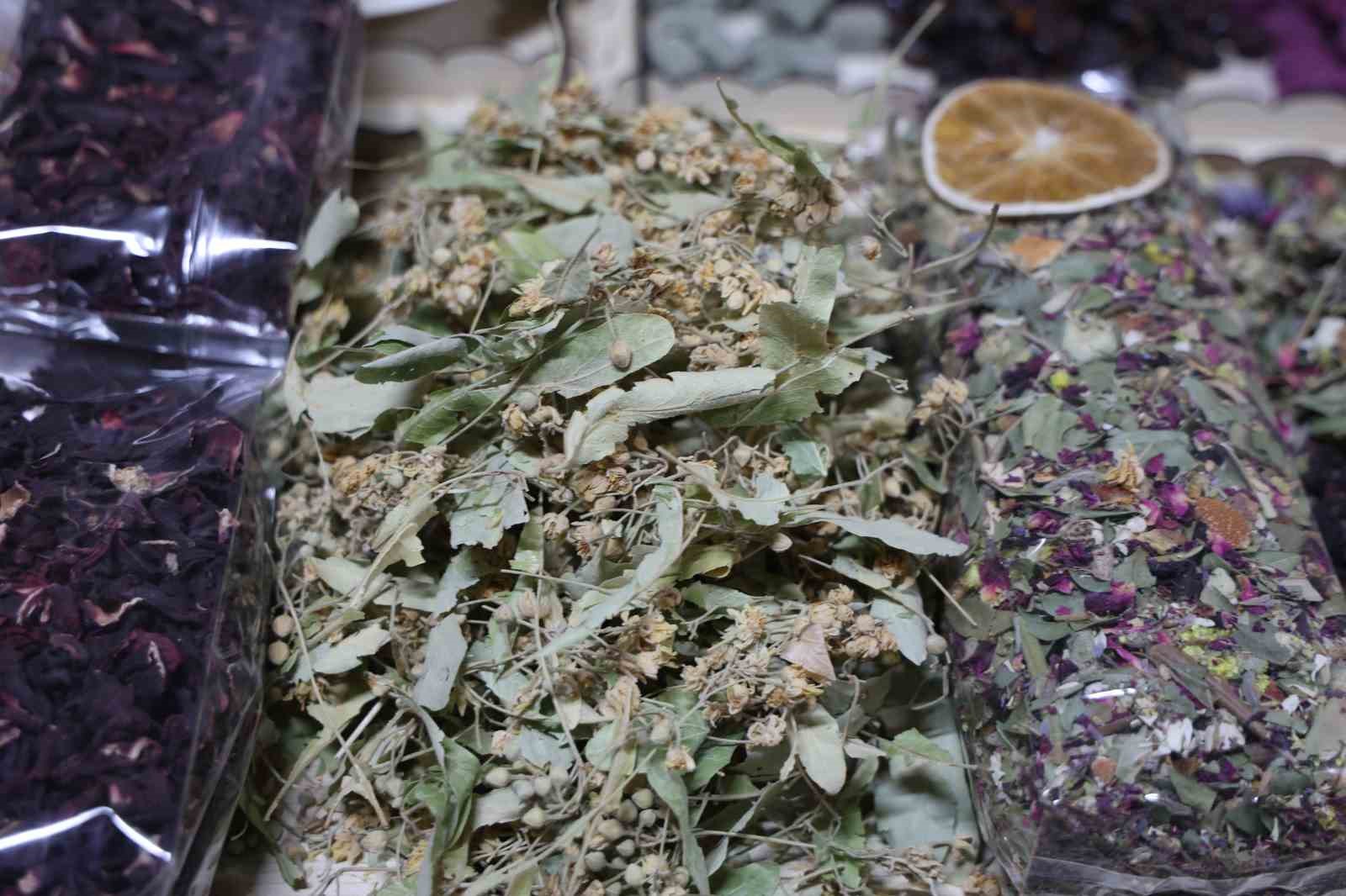 Havaların soğumasıyla, vatandaşların kış çaylarına talebi arttı
