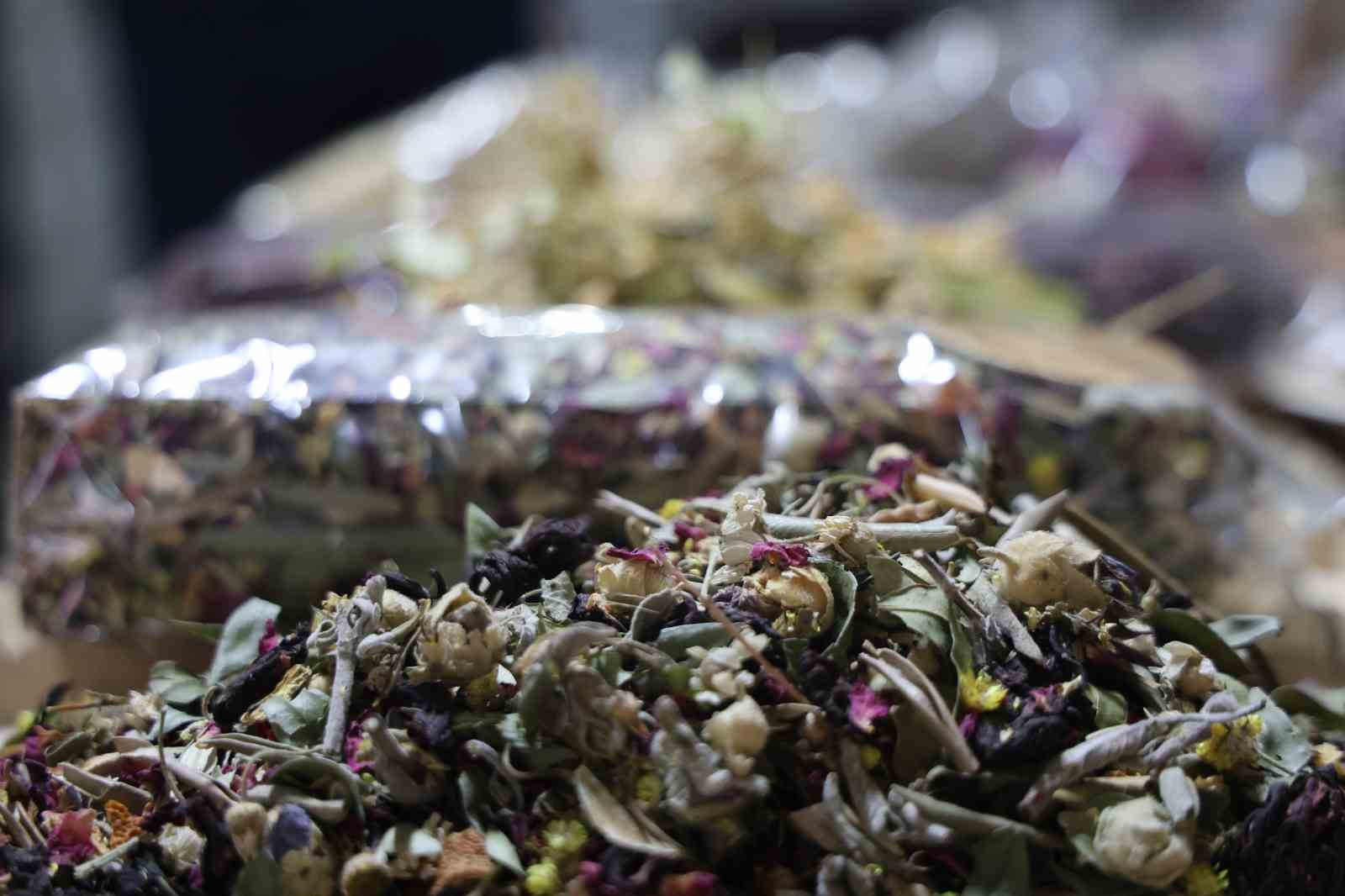 Havaların soğumasıyla, vatandaşların kış çaylarına talebi arttı
