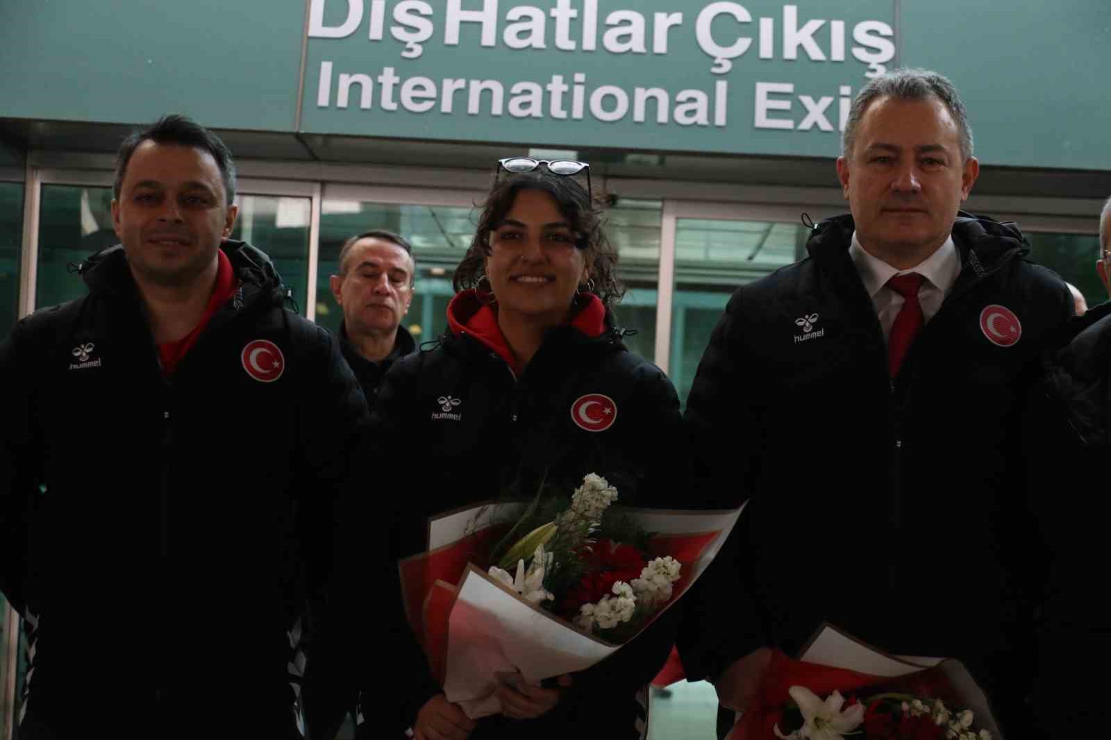 Havalı Silahlar Avrupa Şampiyonası’nı 7 madalyayla tamamlayan milli sporcular yurda döndü
