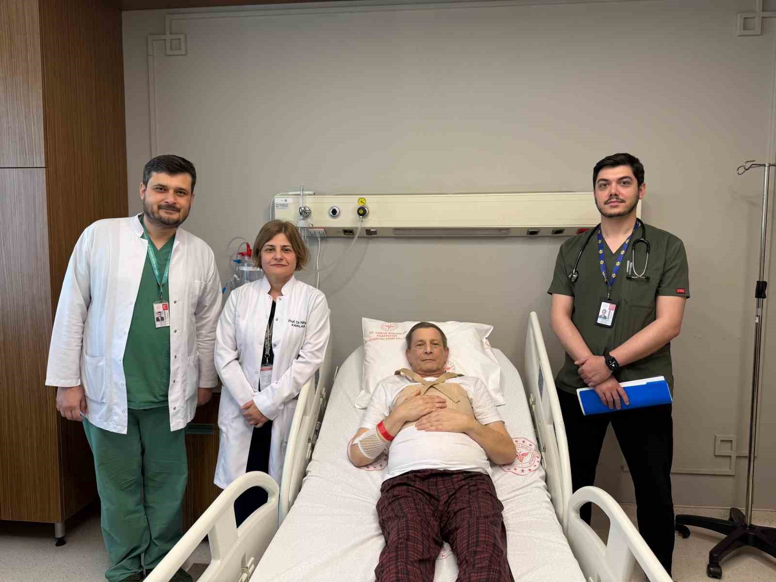 Havalimanında kalbinden rahatsızlanan hastaya şehir hastanesinde ’hayat’ dokunuşu
