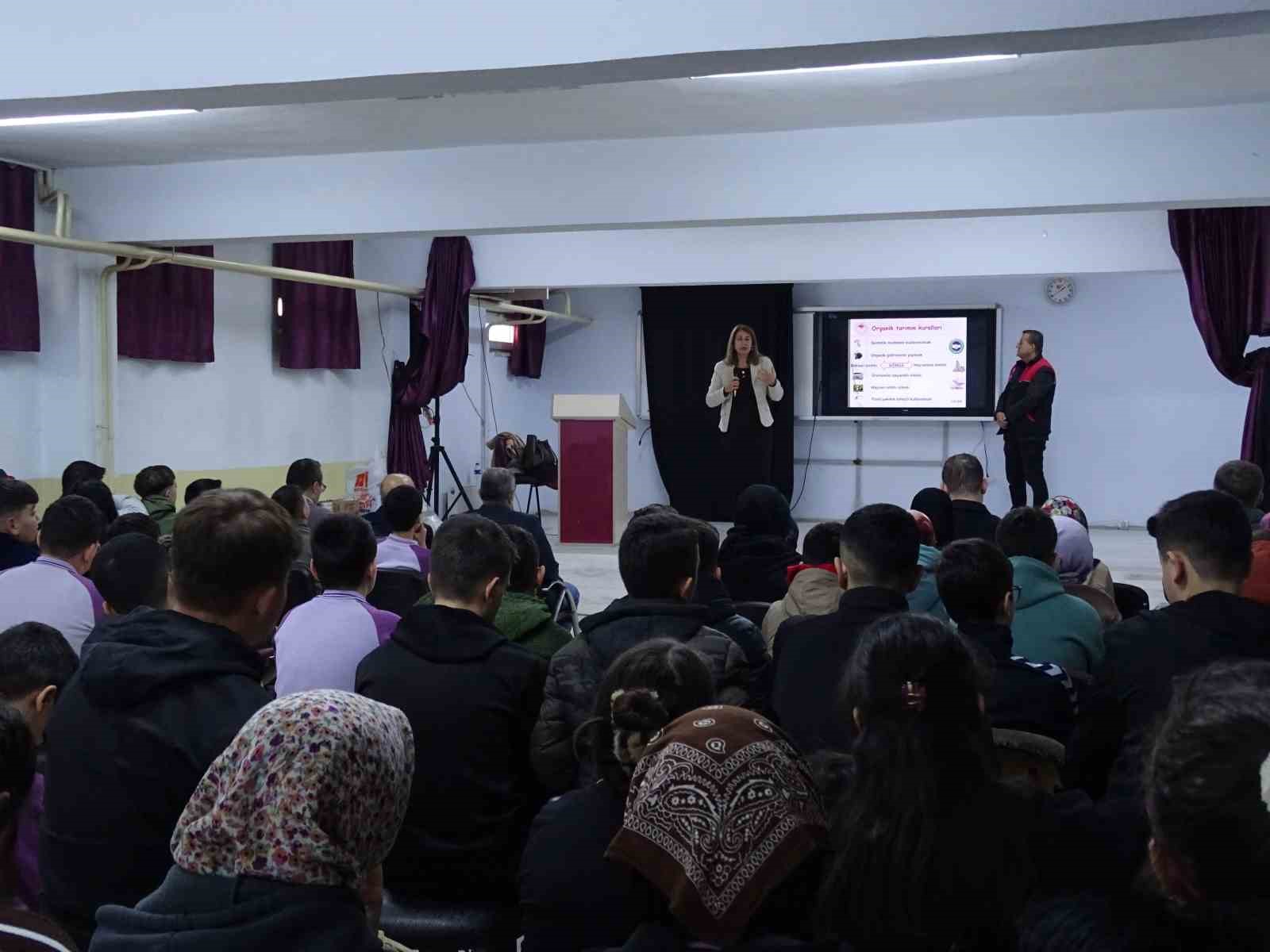 Havran İmam Hatip Ortaokulu’nda organik tarım ve iyi tarım uygulamaları eğitimi verildi
