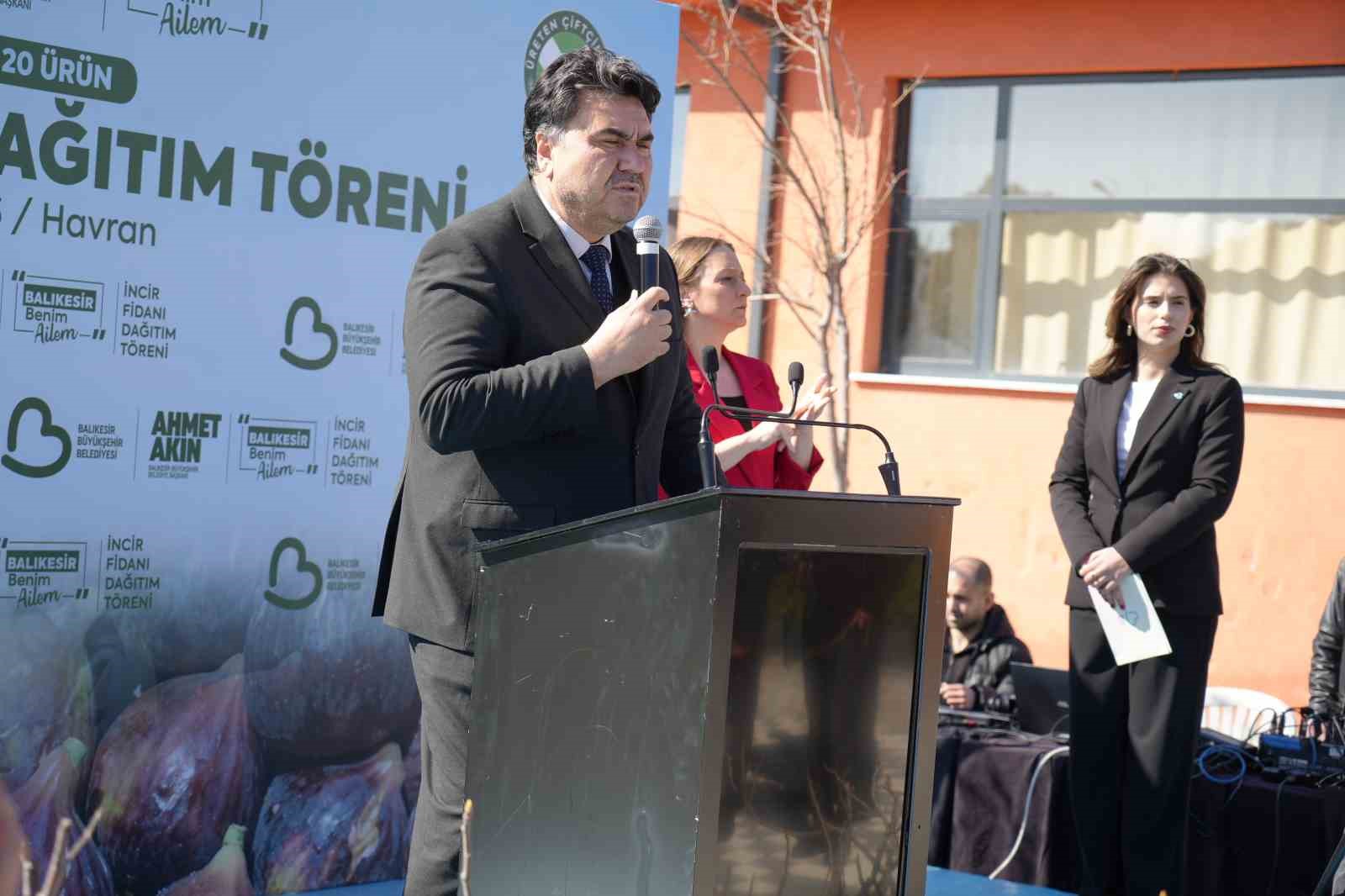 Havran’da 102 çiftçiye 2 bin 500 incir fidanı dağıtıldı
