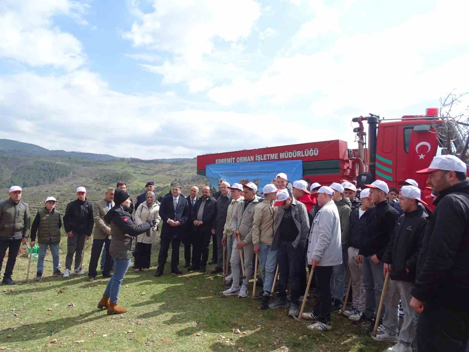 Havran’da öğrenciler fidanları toprakla buluşturdu
