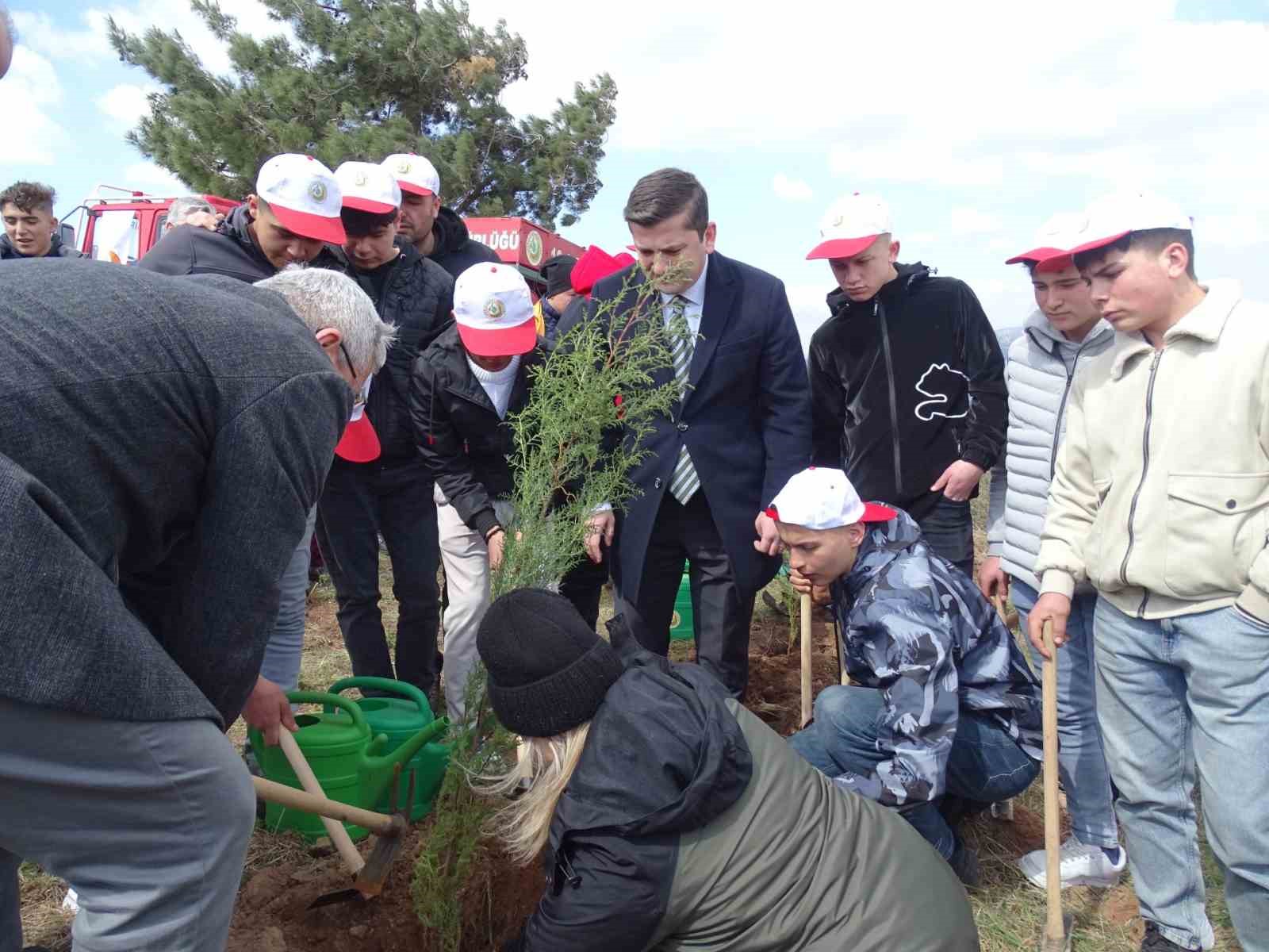 Havran’da öğrenciler fidanları toprakla buluşturdu
