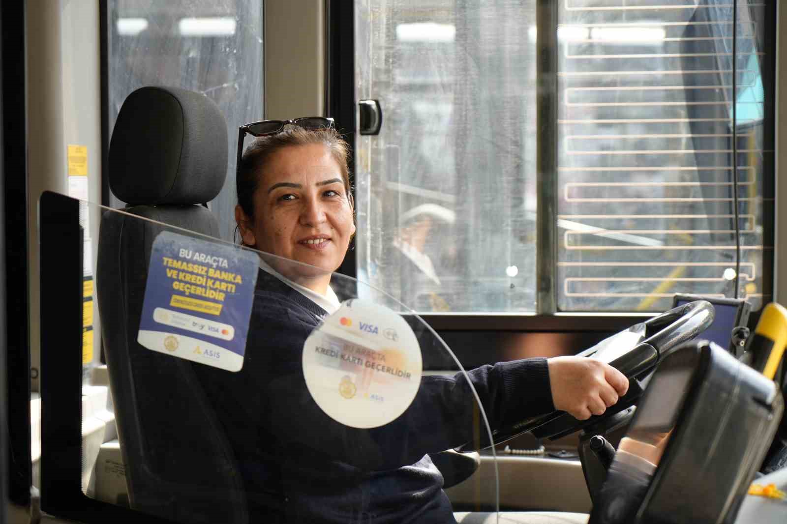 Hayaliydi, başardı: Şehrin ilk kadın otobüs şoförü oldu
